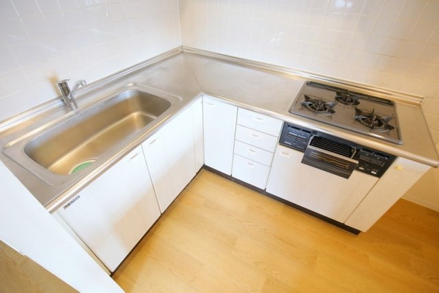 成加パラシオン4階 システムキッチン（3口ガス・グリル付）