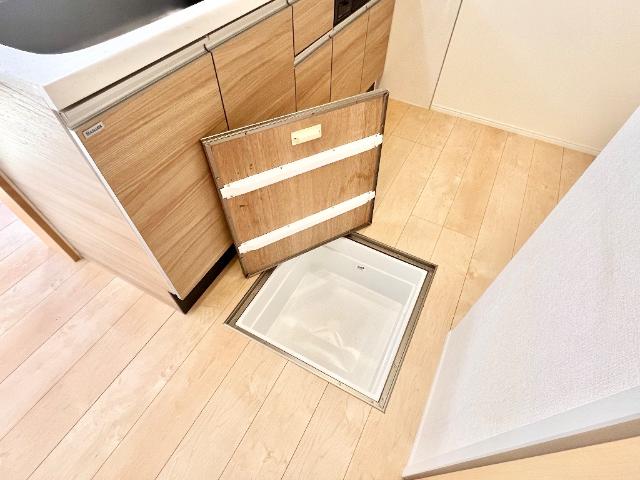ルミエール105号室 床下収納