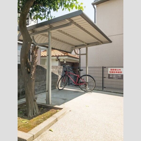 シルヴァンブリーズ 屋根付きの駐輪場