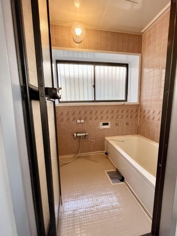 ヴィンテージBAR武蔵野川越　デザイナーズリノベ戸建 窓のある明るい浴室