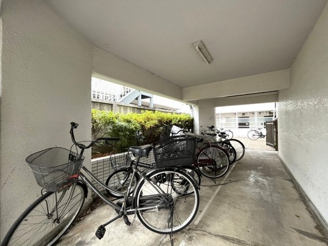 スカイコート都立大学1階 駐輪場