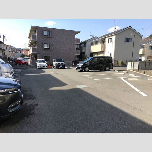 ジ・エレガンス城山 敷地内駐車場です。