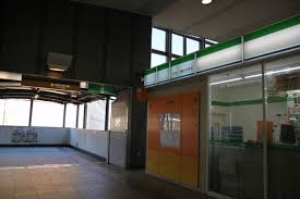 エバーグリーンＳ ファミリーマート中央大学・明星大学駅店まで1,380ｍ