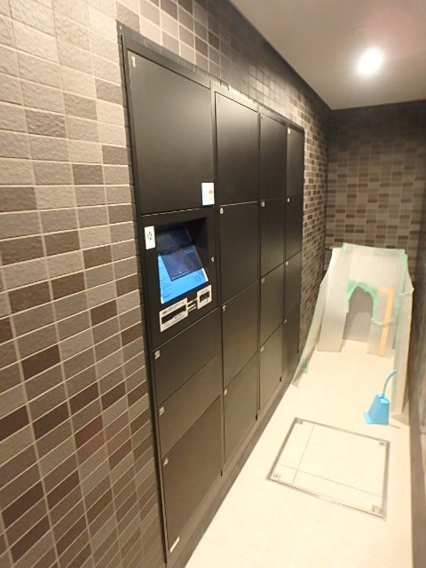 ガーラ・リバーサイド横濱南7階 落ち着きのあるロビーにはカメラ付オートロック完備