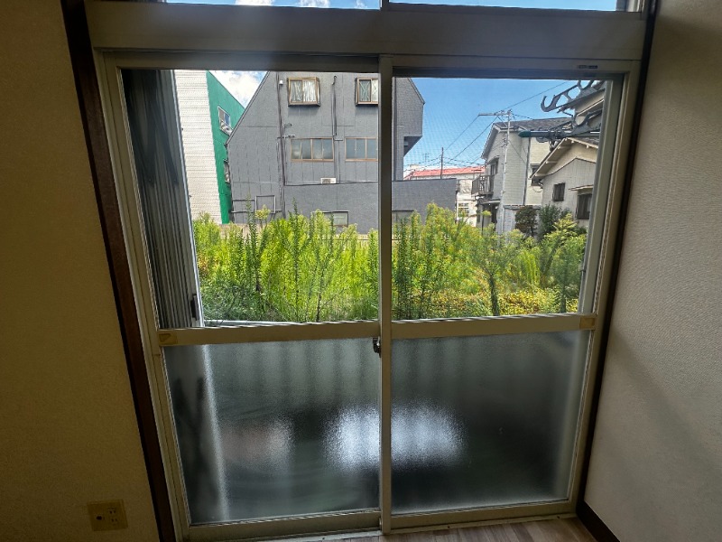 ジョエルココ1階 シャッター付きの窓