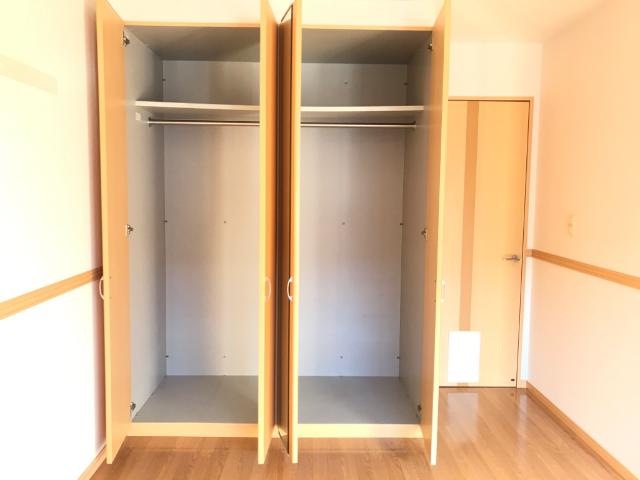 シンフォニー105号室 南側洋室収納