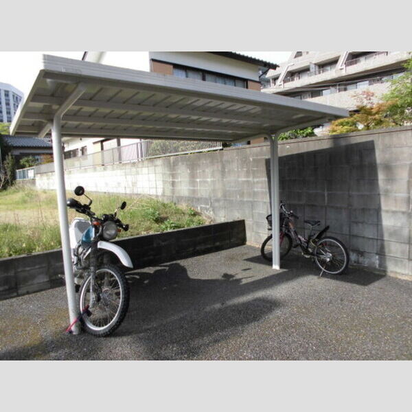 クレセント日吉台202号室 駐輪場
