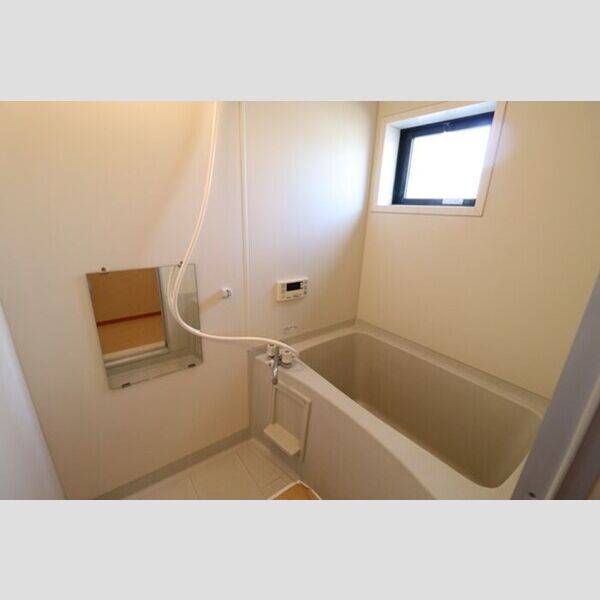 ロイヤルガーデン　B102号室 追い焚き機能付きバス(窓付き)