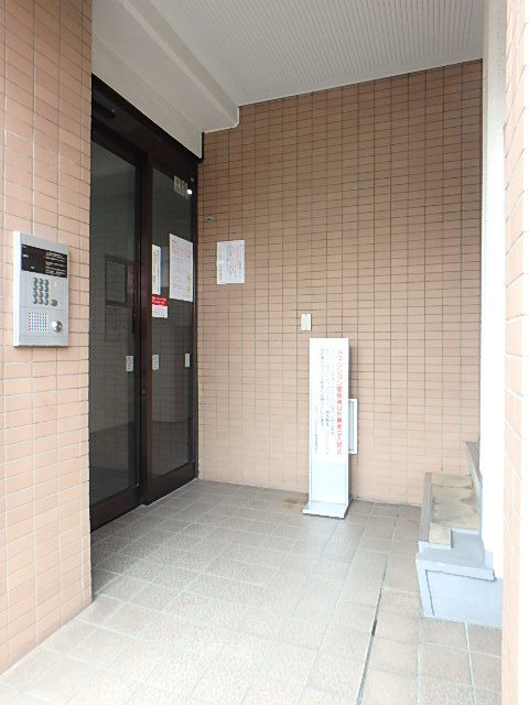 カテリーナ戸田公園Ⅱ8階 エントランス　向かいにゴミ置き場あり