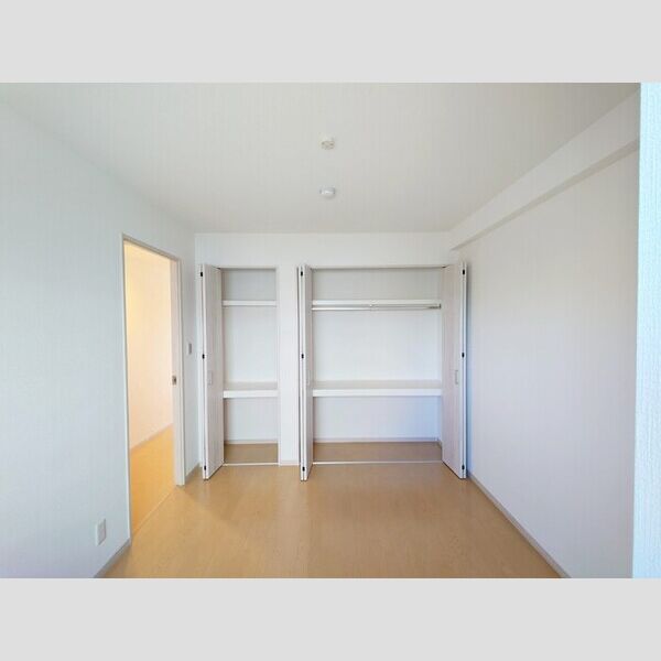 グランヴェールにしすな303号室 洋室6.1帖(別角度)