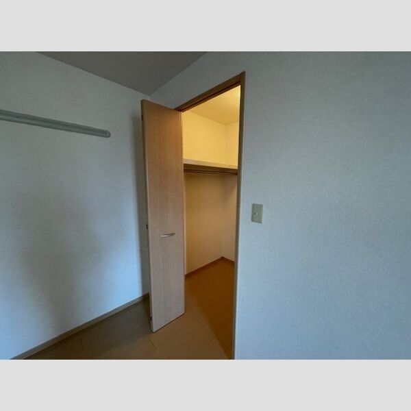 ボナンザ・ヒル201号室 ウォークインクローゼット