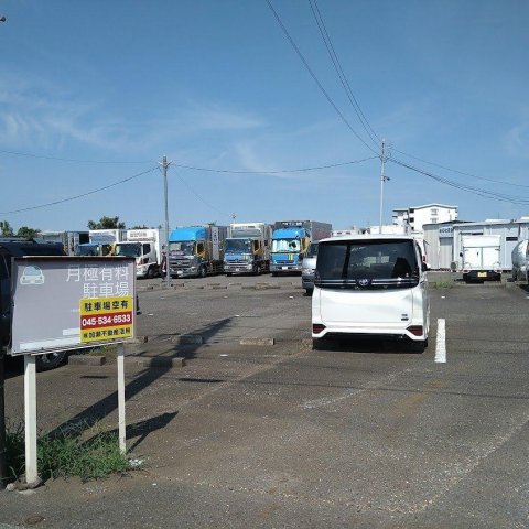 Chez Noir 北側に有料月極駐車場あり。