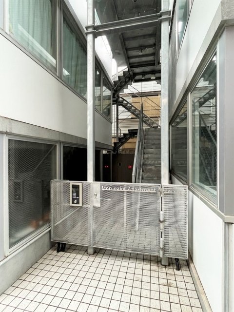 Ｍｏｎ－ｎａｋａ　Ａｐａｒｔｍｅｎｔ　Ｔｅｒｒａｃｅ203号室 エントランス