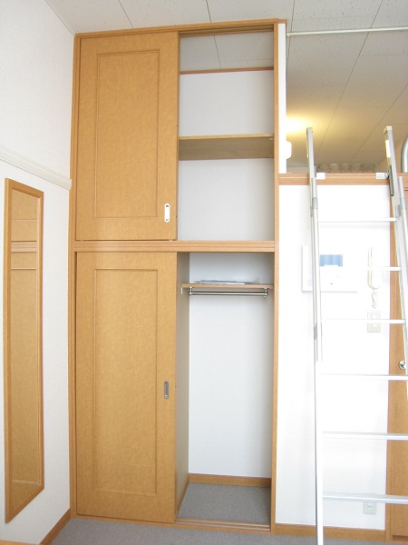 レオパレスグランドゥール クローゼットの上部も収納です。