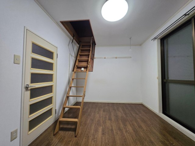 メゾンモール・SUZUKI-Ⅰ201号室 ■小屋裏収納に行くハシゴは軽い力で楽に下ろせます！