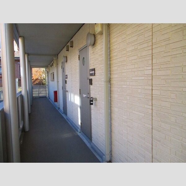 ルーナピエーナ 玄関前通路