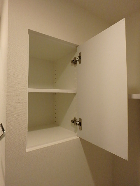 ガーラ・リバーサイド横濱南 脱衣所には嬉しいリネン庫つき！ 落ち着きのあるロビーにはカメラ付オートロック完備