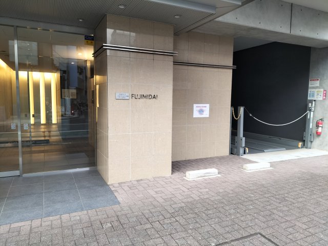 プラウドフラット富士見台504号室 ※右手は機械式駐車場（現在空きはございません）