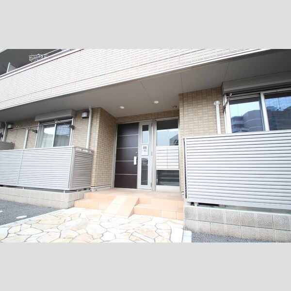 Apartment SARATOGA エントランスはオートロック付き!