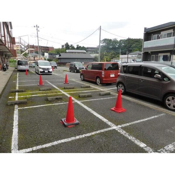 ミルキーウェイつきみ野106号室 駐車場