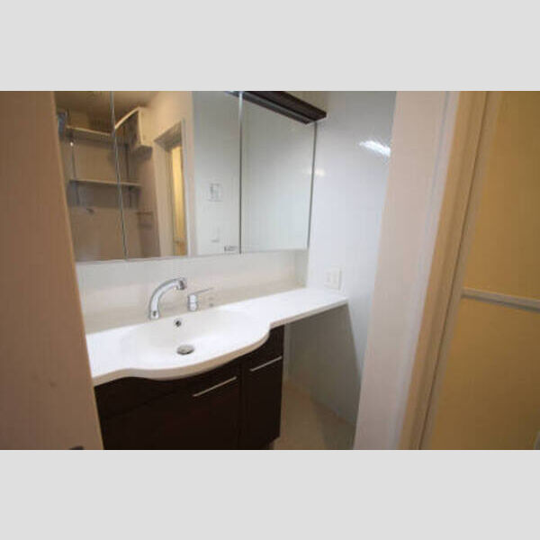 シトロンフレアⅢ ワイドミラーの3面鏡。メタル水栓の洗髪洗面化粧台