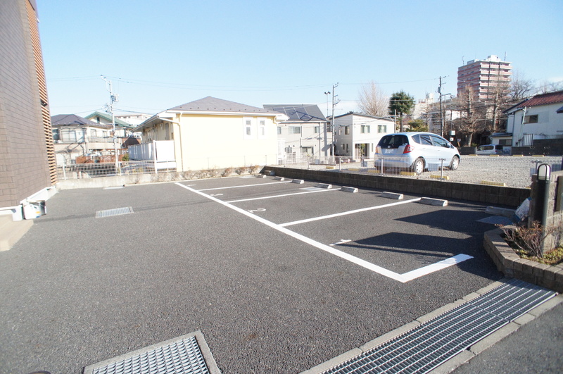 リブリ・コンソラトゥール1階 駐車場