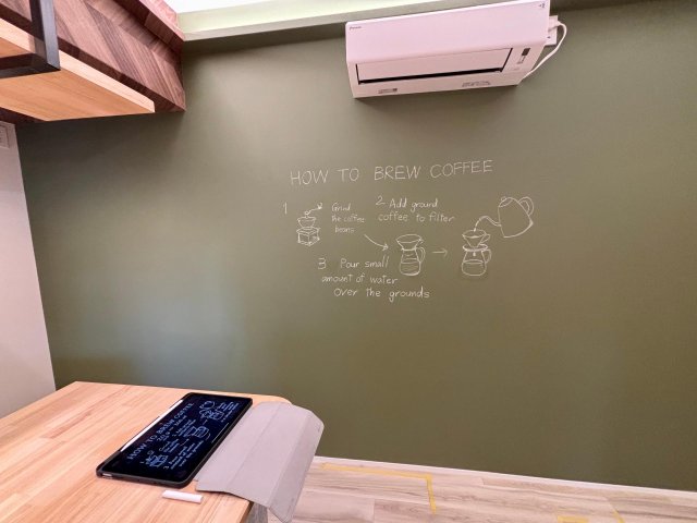 ドローイングハウス新座栄 自由にお絵描きできる大型黒板クロス！