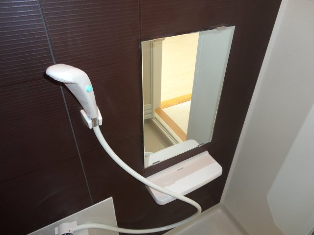 ライズウィング202号室 浴室シャワー・ミラー