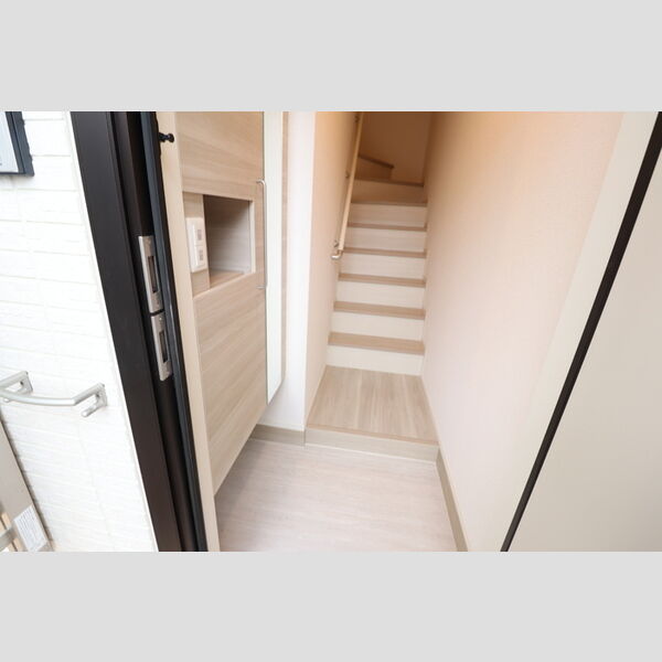 アゼリアエイト　B201号室 玄関