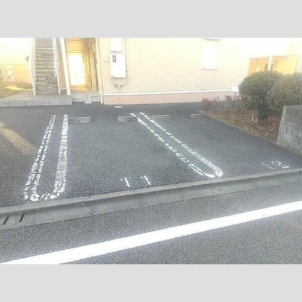 クレール四季彩の丘　弐番館 駐車場