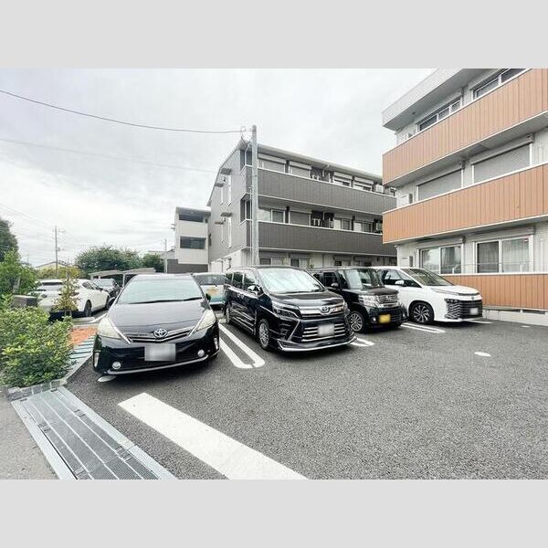 オークリーフ三郷　A棟 駐車場
