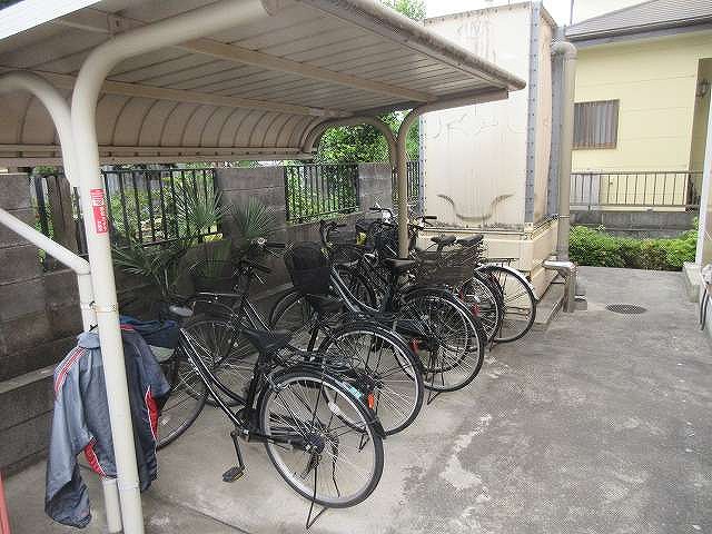 レオパレス広瀬204号室 屋根付き駐輪場