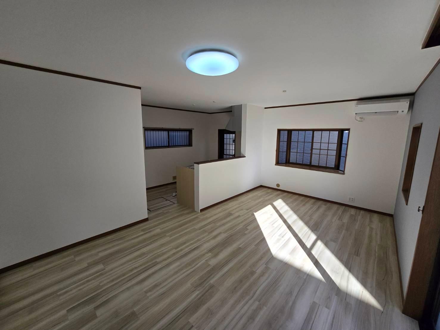 シェイクホーム5 1階部分フロアタイル上張り済み！エアコン付き！