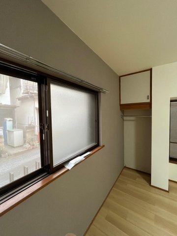 小手指南4丁目戸建 １階洋室の２つの窓は2重サッシです