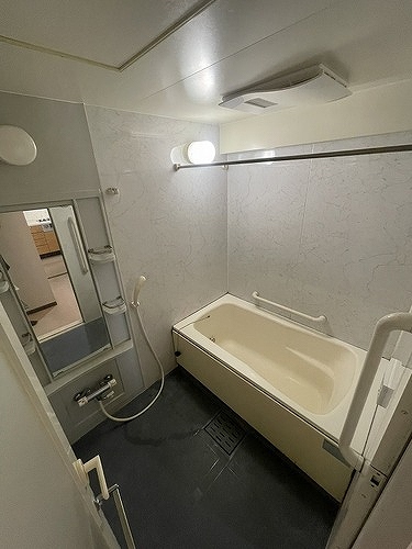 ライオンズマンション大宮高鼻町 バス　清掃前