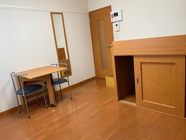 レオパレス東上宿 1階フローリング・2階絨毯