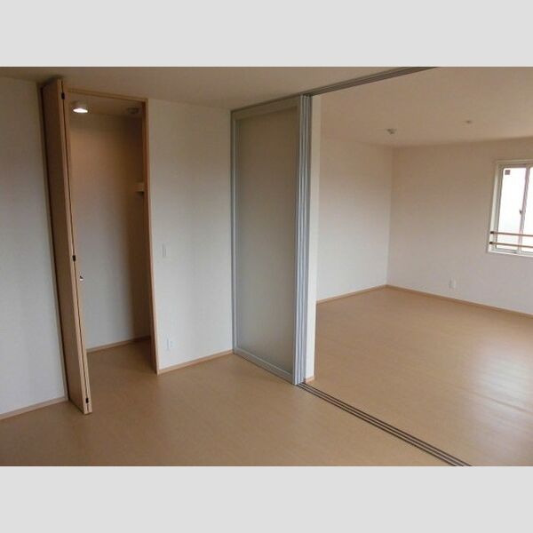 リリオコート201号室 洋室(6帖)とLDK(奥側)