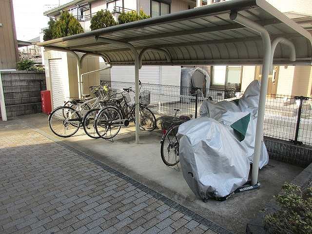 レオパレスナイス　ステイ108号室 屋根付き駐輪場