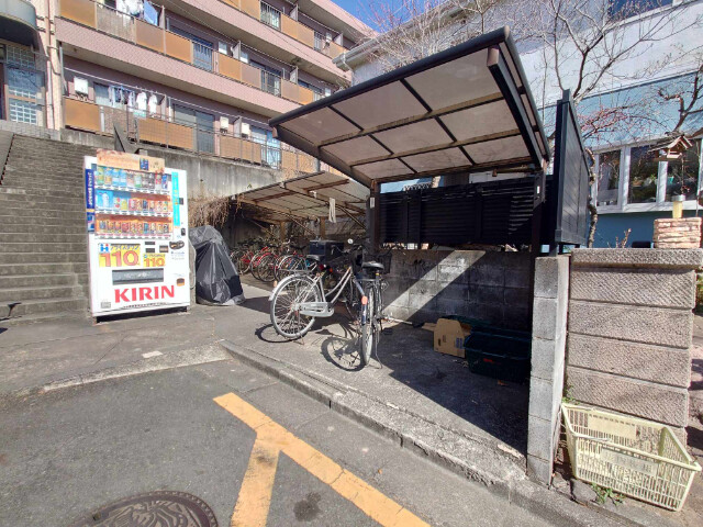 サンアベニューリヴァトン1階 駐輪場