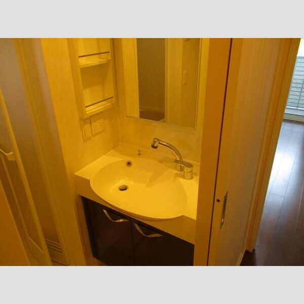 ヌーボイナリ金沢 洗髪洗面化粧台(鏡面裏に収納棚付いております)