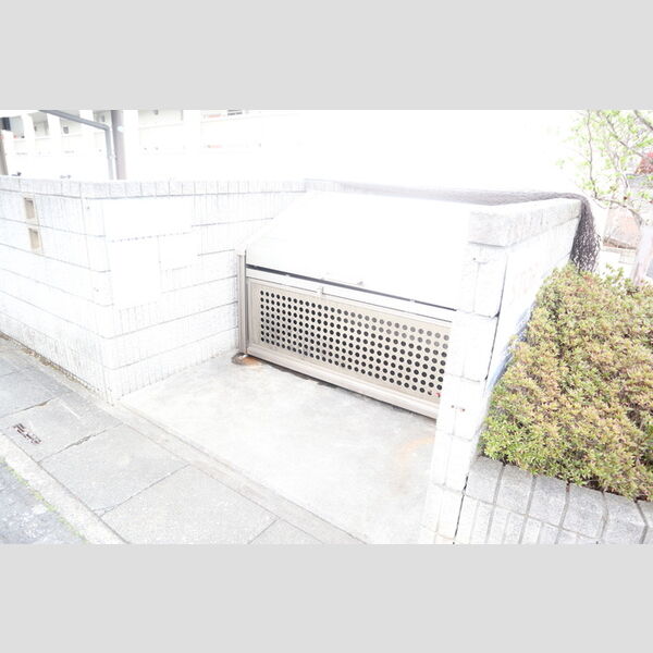 パークリバー206号室 ゴミストッカー