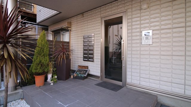 BLOOM 整理されたエントランス。郵便物は建物内から取り出せます