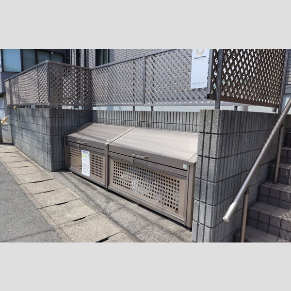 Sun Heights ゴミストッカー