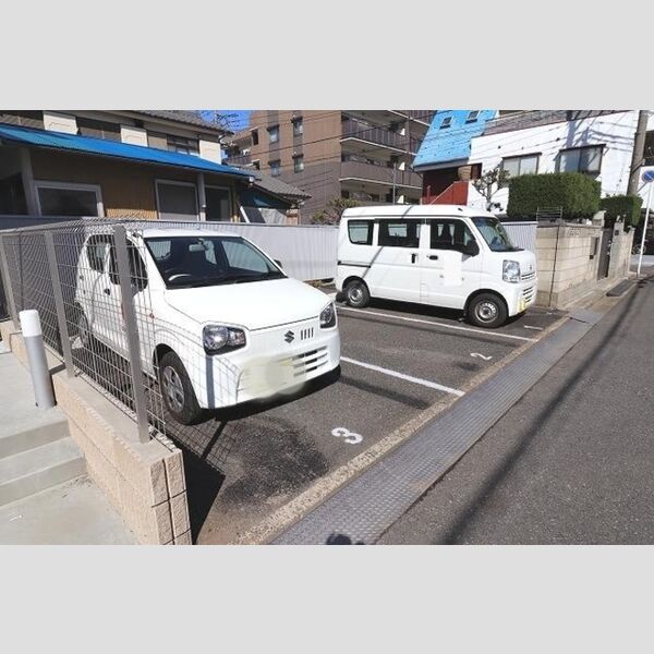 ブランヴェニール101号室 駐車場