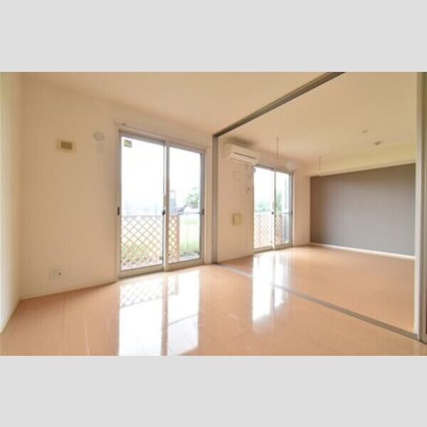 グランソーレⅠ106号室 居室とリビングダイニング