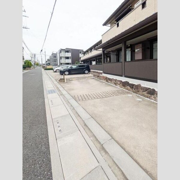 ルーエ雅 駐車場