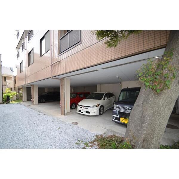 アメニティー成川302号室 駐車場