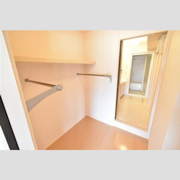 マリアエレナ301号室 ウォークスルークローゼット