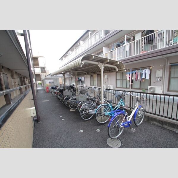 フラワーフィールドマンション 屋根付きの駐輪場