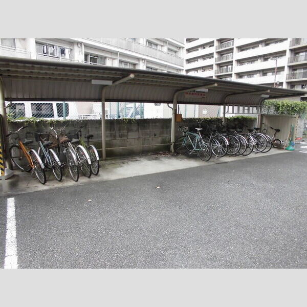 マンション多摩 屋根付き駐輪場